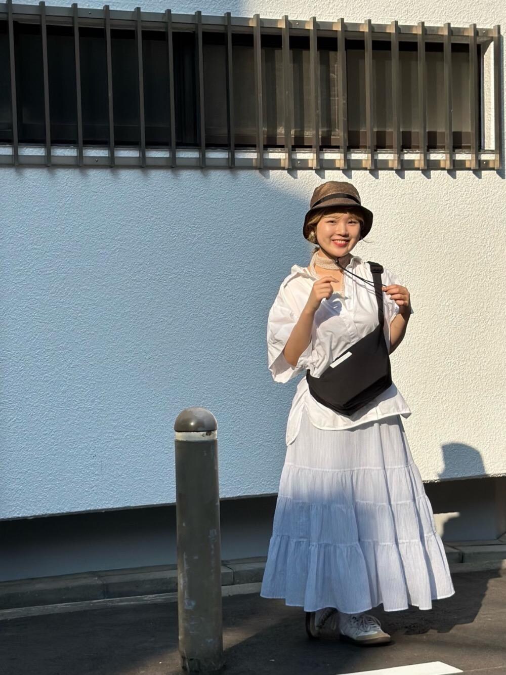 ブラック系のショルダーバッグを着用したレディースの夏コーディネートの1枚目の写真