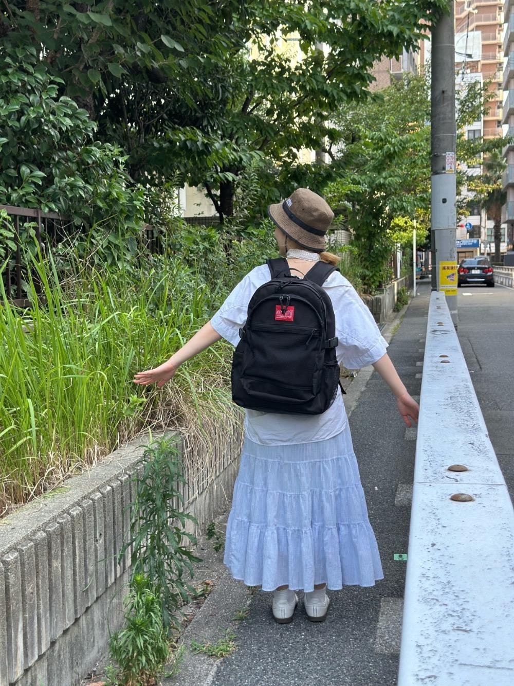 ブラック系のバックパック/リュックを着用したレディースの夏コーディネートの1枚目の写真