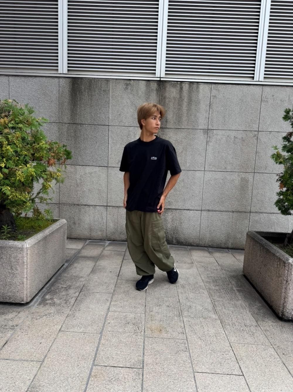 ブラック系のTシャツ/カットソーを着用したメンズの夏コーディネートの1枚目の写真