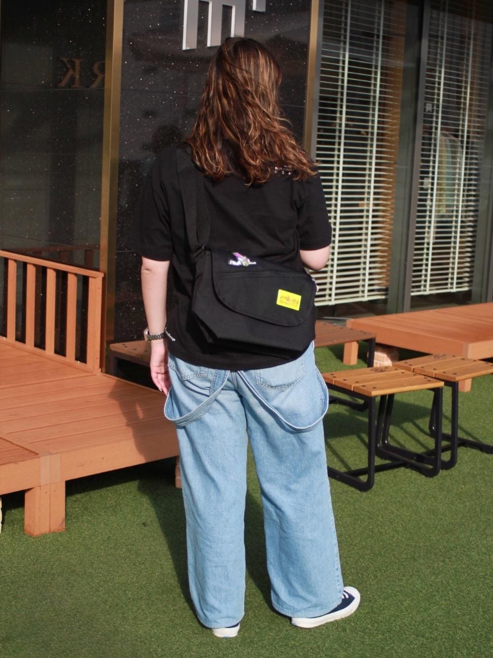ブラック系のTシャツ/カットソー、ブラック系のメッセンジャーバッグを着用したレディースの夏コーディネートの1枚目の写真