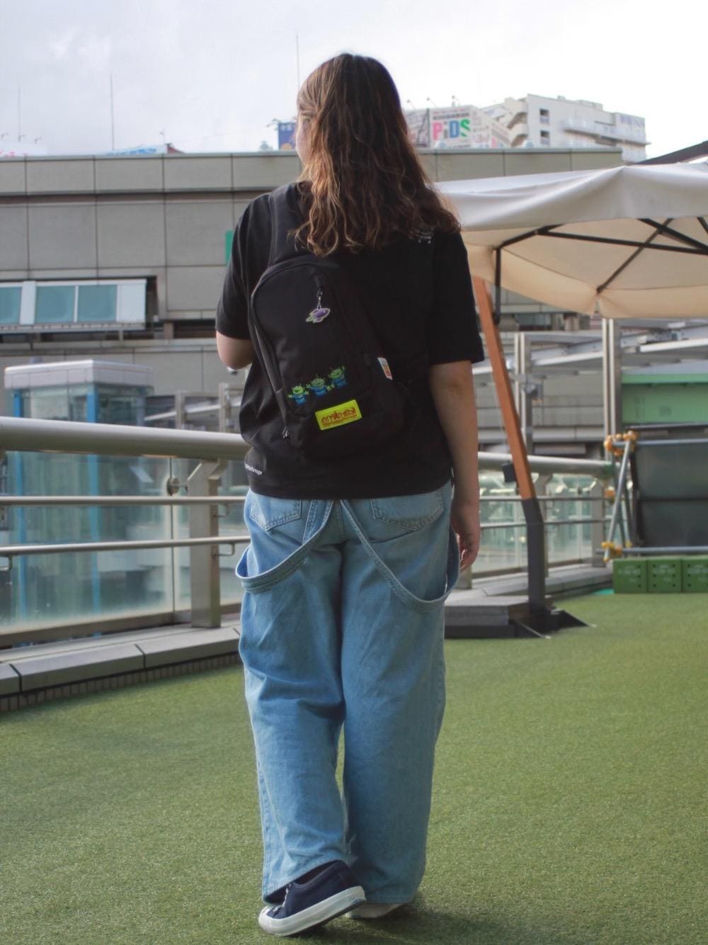 ブラック系のTシャツ/カットソー、ブラック系のボディバッグ/ウエストポーチを着用したレディースの夏コーディネートの1枚目の写真