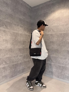 「Manhattan Portage（マンハッタンポーテージ）のWhitehall Shoulder Matte Twill（ショルダーバッグ、ブラック系）」を使った、Manhattan Portage Staffさん（メンズ）の夏コーディネート