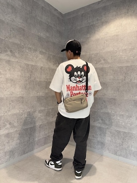 「Manhattan Portage（マンハッタンポーテージ）のCityhall Shoulder Bag Nylon Tussah Quill（ショルダーバッグ、ベージュ系）」を使った、Manhattan Portage Staffさん（メンズ）の夏コーディネート