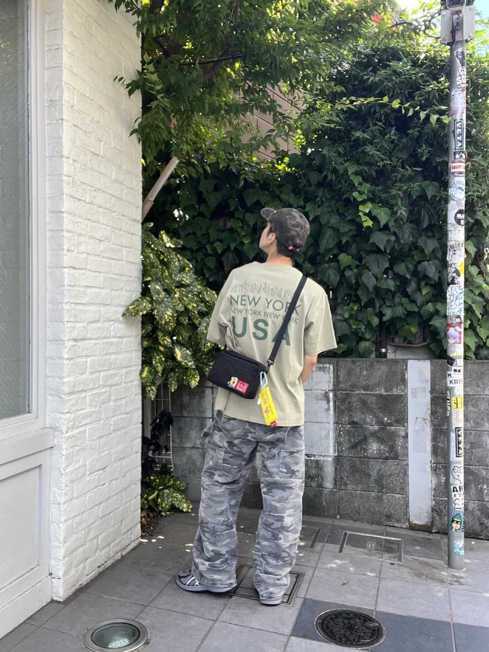 グリーン系のTシャツ/カットソーを着用したメンズの夏コーディネートの1枚目の写真