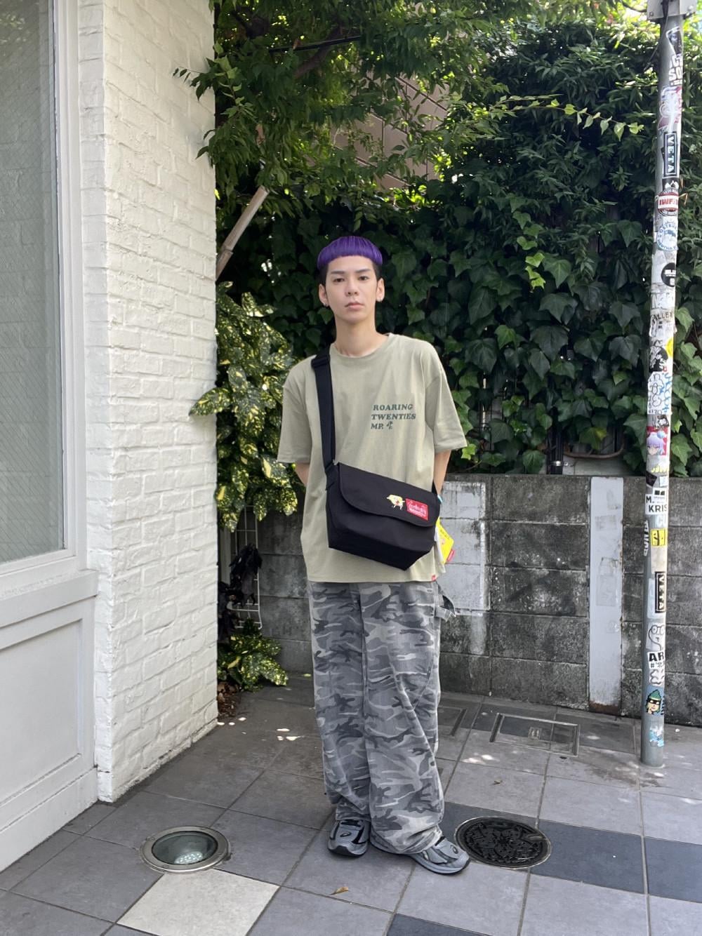 グリーン系のTシャツ/カットソーを着用したメンズの夏コーディネートの1枚目の写真