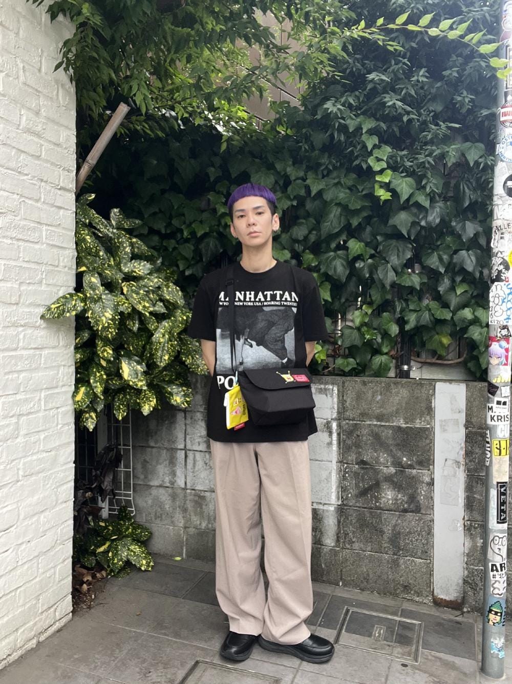 ブラック系のTシャツ/カットソーを着用したメンズの夏コーディネートの1枚目の写真