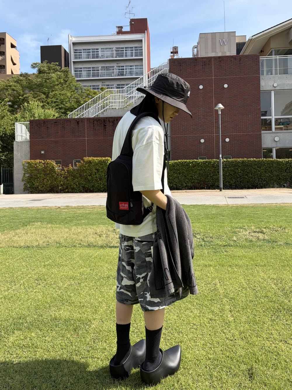ブラック系のボディバッグ/ウエストポーチを着用したメンズの夏コーディネートの1枚目の写真