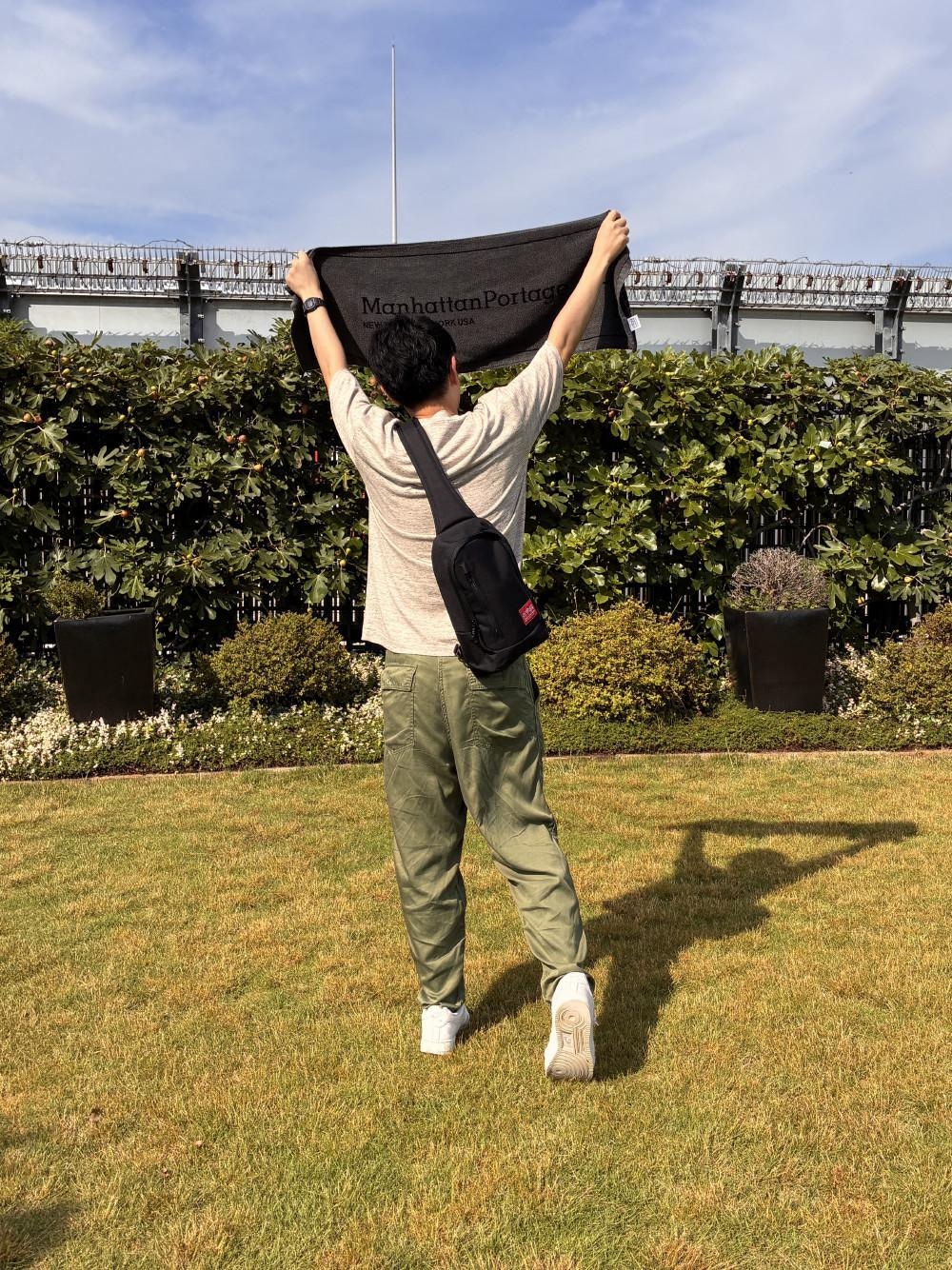 ブラック系のボディバッグ/ウエストポーチを着用したメンズの夏コーディネートの1枚目の写真