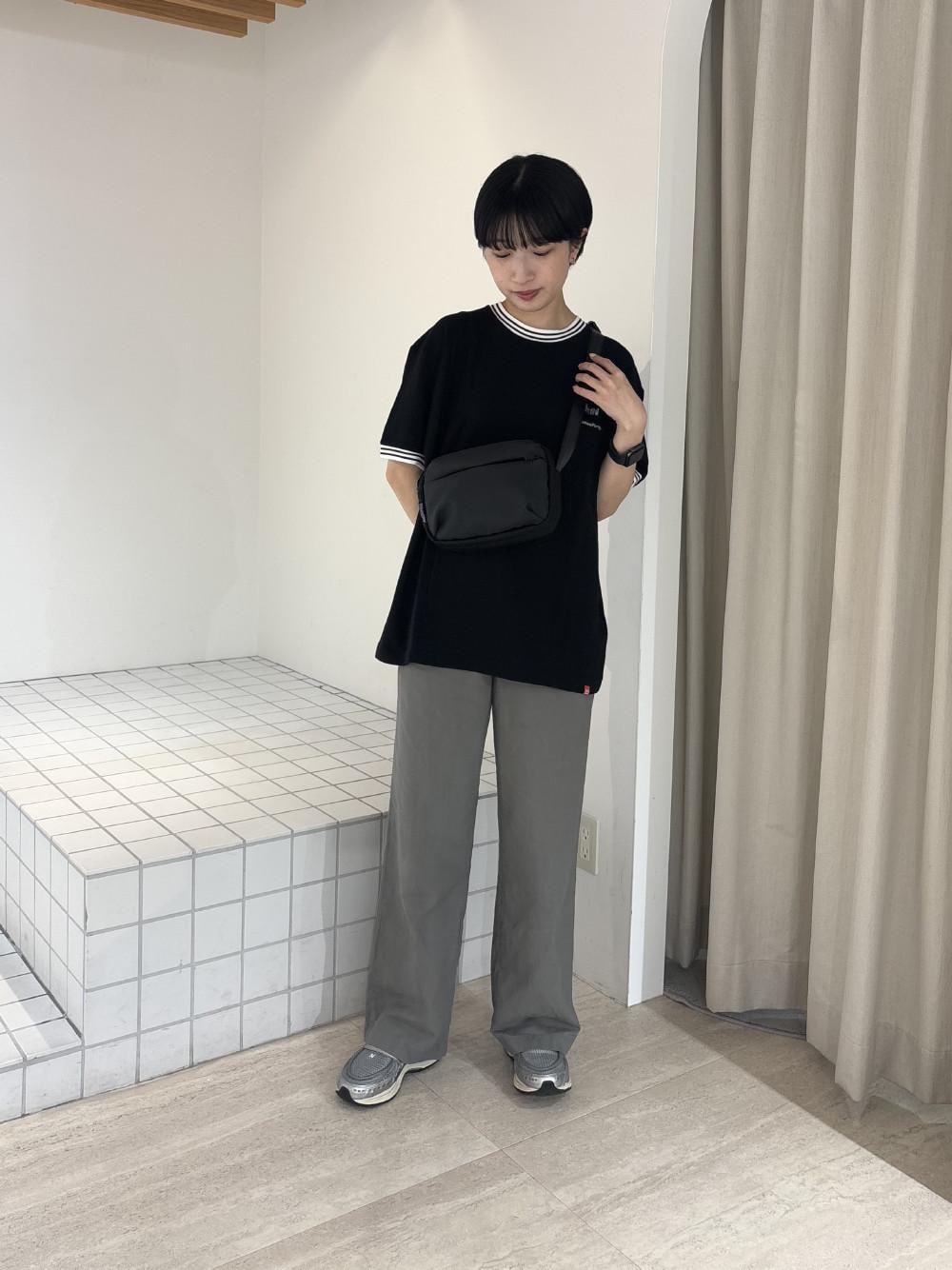 ブラック系のショルダーバッグを着用したレディースの夏コーディネートの1枚目の写真