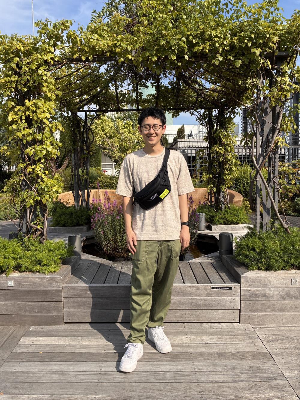 ブラック系のボディバッグ/ウエストポーチを着用したメンズの夏コーディネートの1枚目の写真