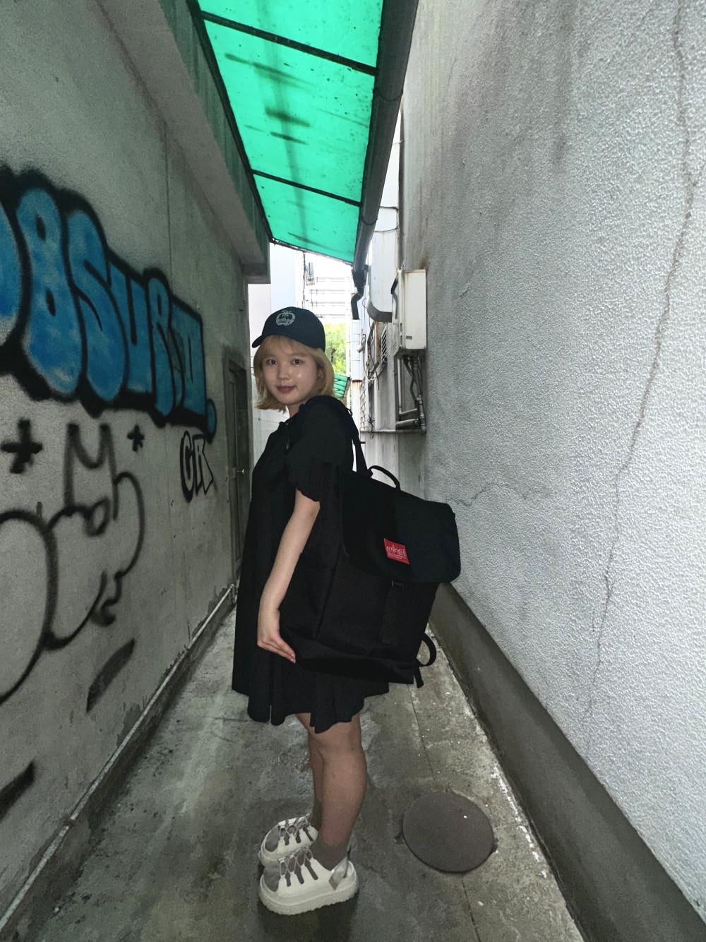 ブラック系のバックパック/リュックを着用したレディースの夏コーディネートの1枚目の写真