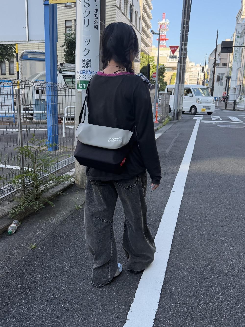 グレー系のメッセンジャーバッグを着用したレディースの夏コーディネートの1枚目の写真