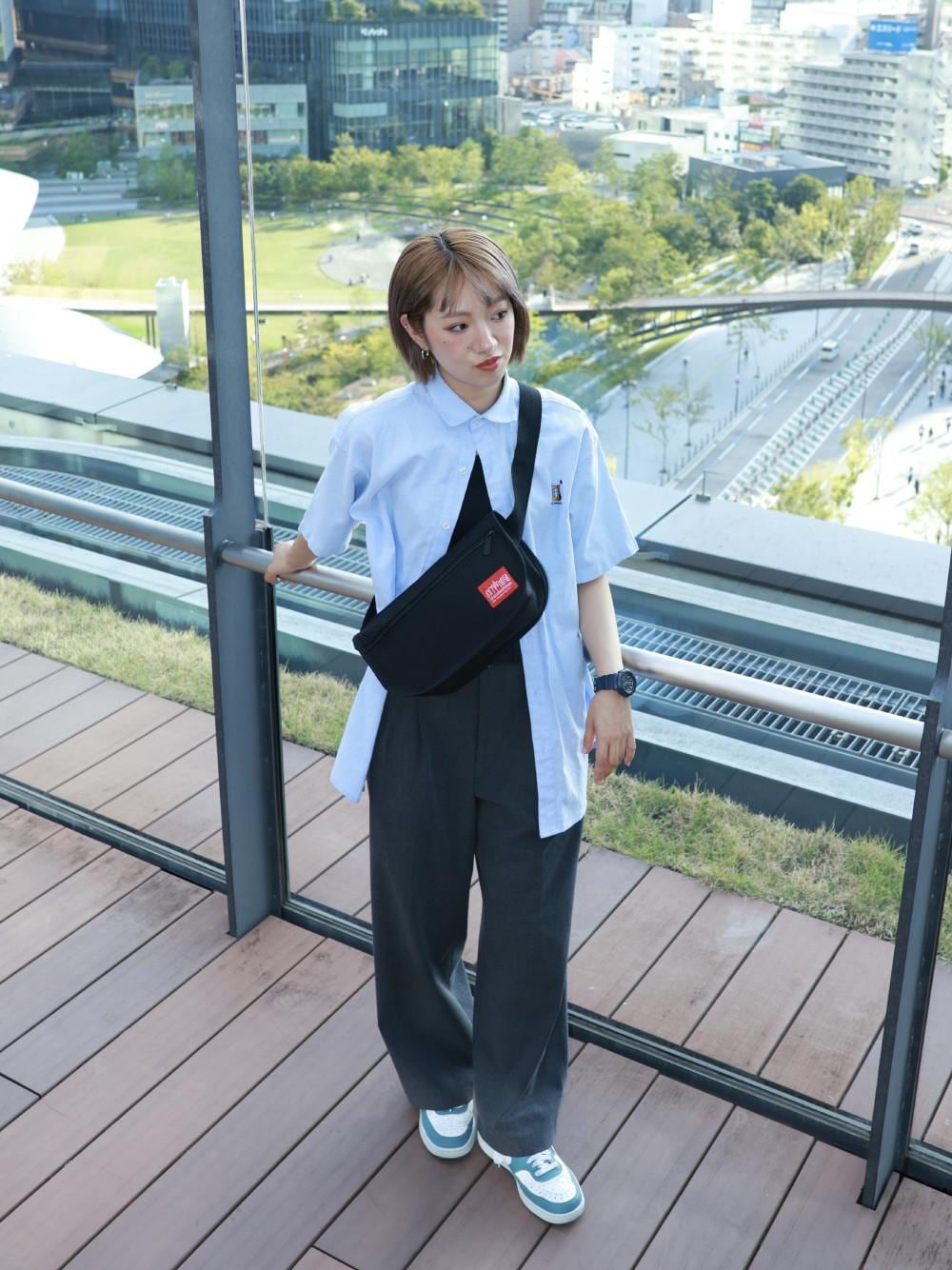 ブラック系のボディバッグ/ウエストポーチを着用したレディースの夏コーディネートの1枚目の写真