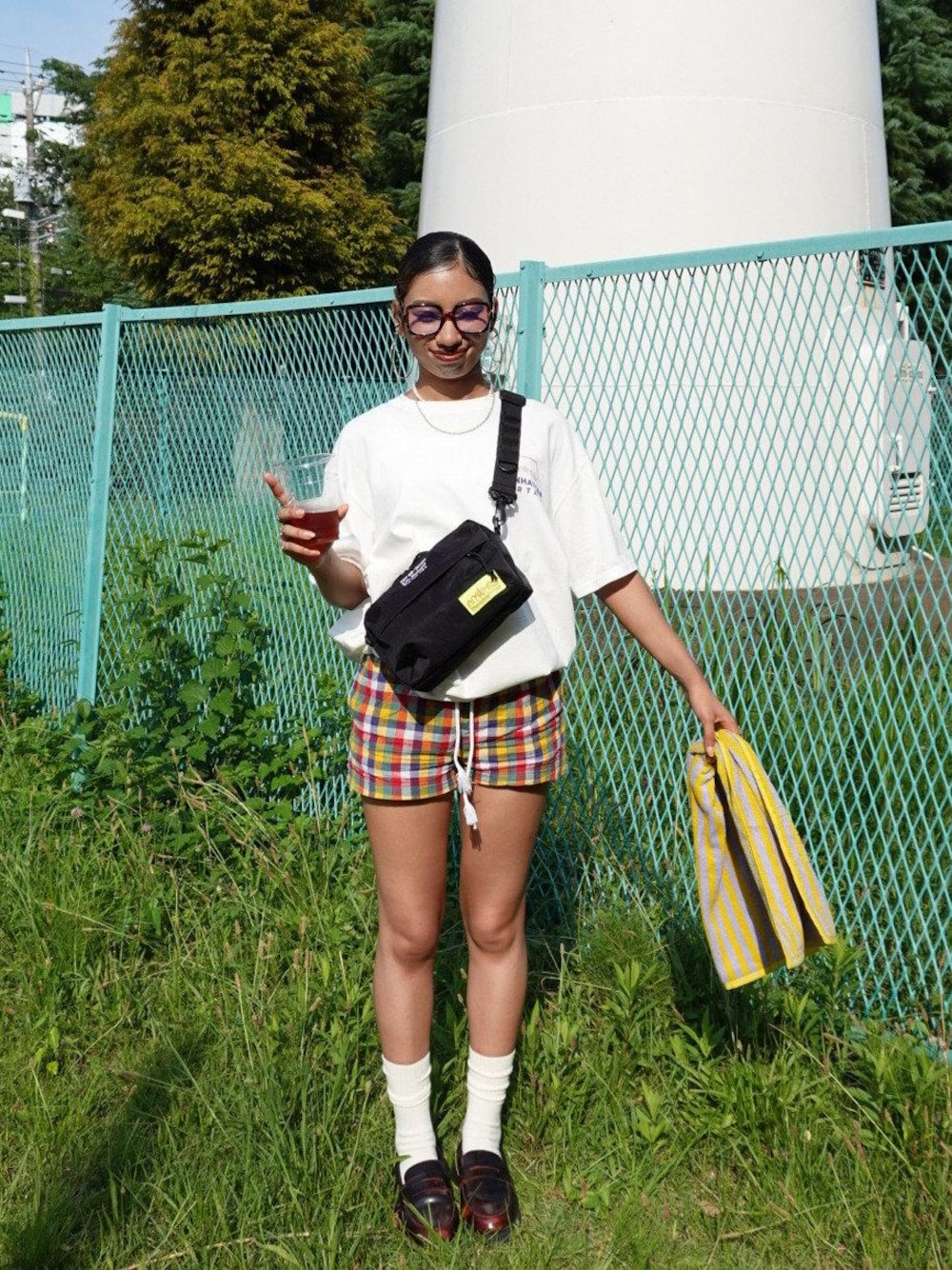 ホワイト系のTシャツ/カットソー、ブラック系のショルダーバッグを着用したレディースの夏コーディネートの1枚目の写真