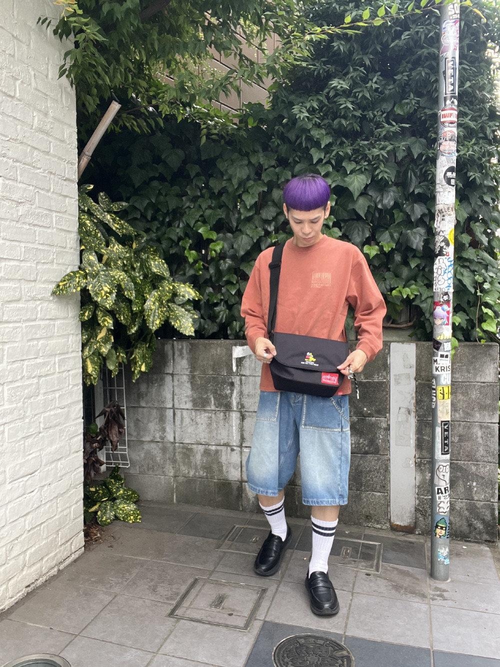 レッド系のTシャツ/カットソーを着用したメンズの秋コーディネートの1枚目の写真