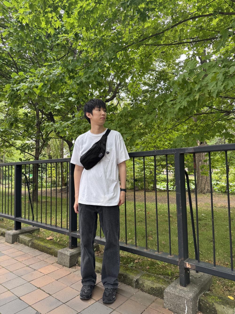 ブラック系のボディバッグ/ウエストポーチを着用したメンズの秋コーディネートの1枚目の写真