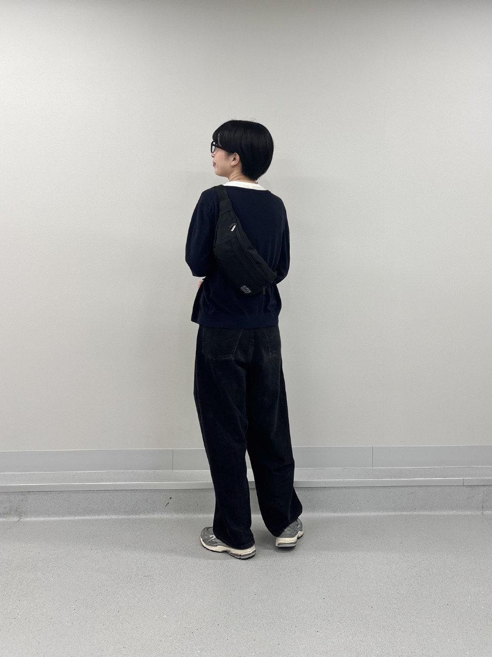 ブラック系のボディバッグ/ウエストポーチを着用したレディースの秋コーディネートの1枚目の写真