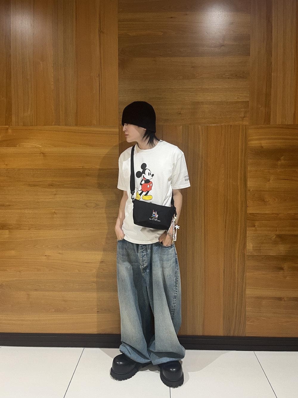 ブラック系のショルダーバッグ、ホワイト系のTシャツ/カットソーを着用したメンズの秋コーディネートの1枚目の写真