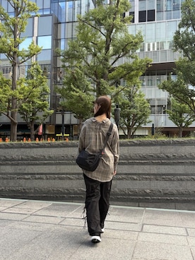 「Manhattan Portage（マンハッタンポーテージ）のDuet Shoulder Bag Nylon Tussah Quill（ショルダーバッグ、ブラック系）」を使った、Manhattan Portage Staffさん（メンズ）の秋コーディネート
