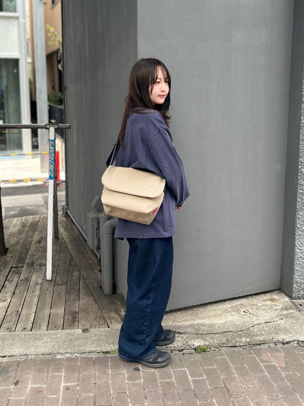 グレー系のTシャツ/カットソーを着用したレディースの秋コーディネートの1枚目の写真