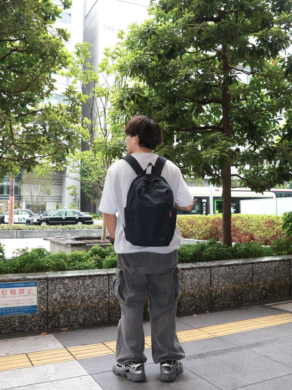 ブラック系のバックパック/リュックを着用したメンズの秋コーディネートの1枚目の写真