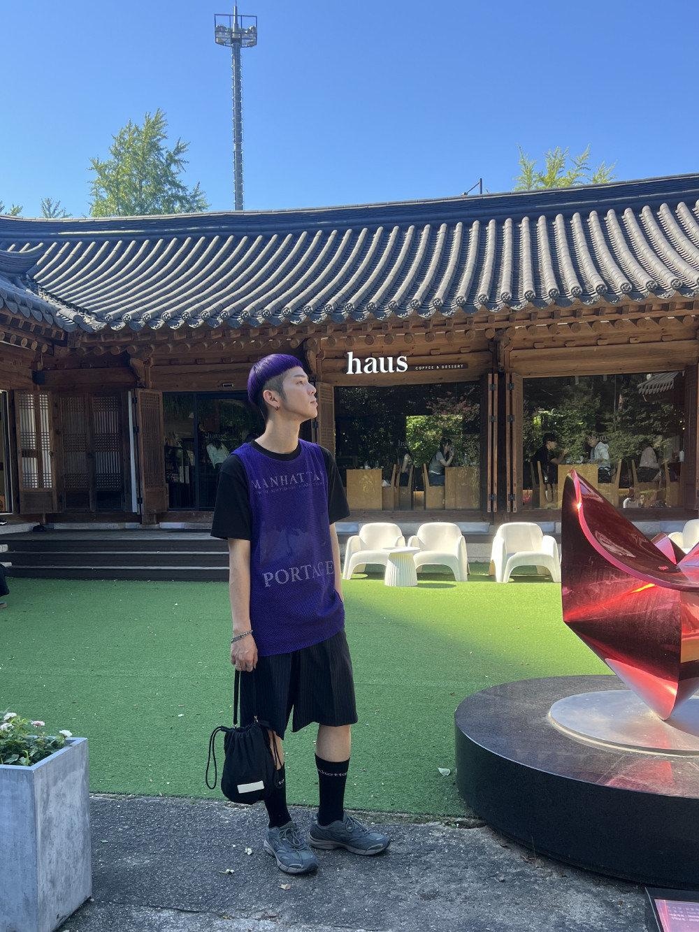 ブラック系のTシャツ/カットソー、ブラック系のショルダーバッグを着用したメンズの秋コーディネートの1枚目の写真