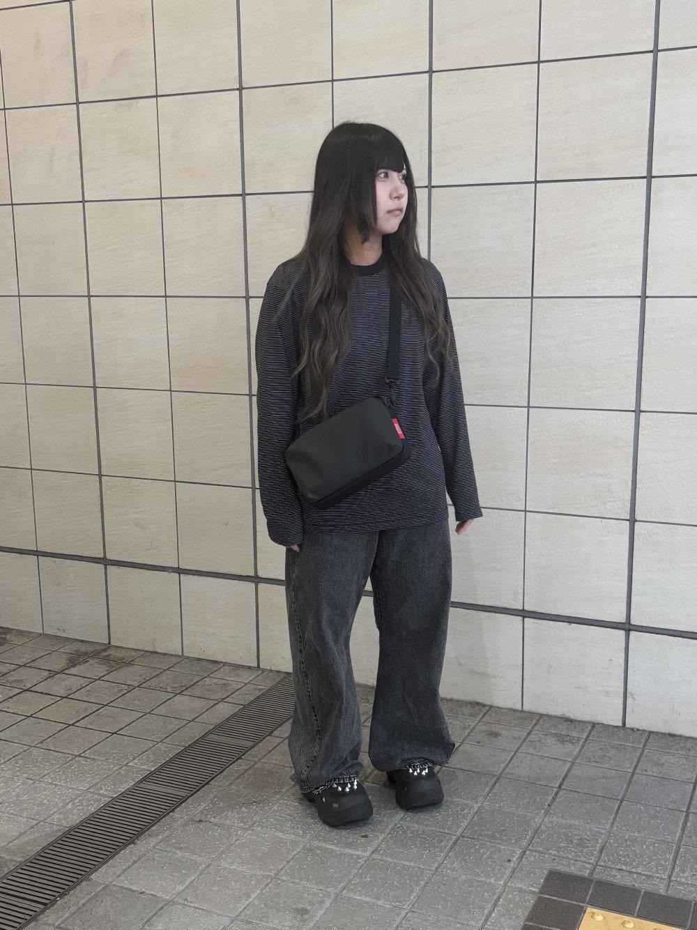 ブラック系のショルダーバッグを着用したレディースの秋コーディネートの1枚目の写真