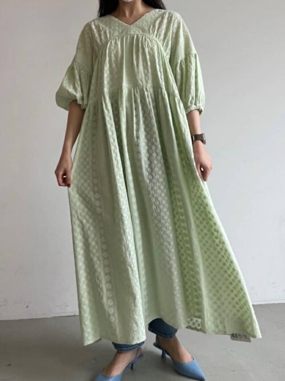 「ワンピース、スタッフコーデ、花柄、レース、大人カジュアル、プチプラ、春コーデ、バルーンスリーブ、coca、コカ(coca)」｜「coca（coca）のエンブロイダリーVネックワンピース（ワンピース、グリーン系）」を使った、cocaさん（レディース・163cm）の春コーディネートの1枚目の写真