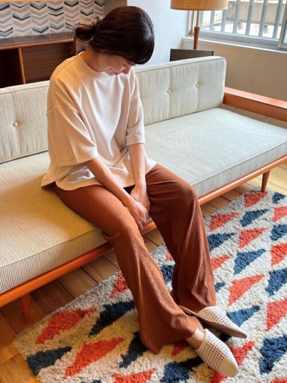 ベージュ系のTシャツ/カットソー、ブラウン系のその他パンツを着用したレディースの春コーディネートの1枚目の写真