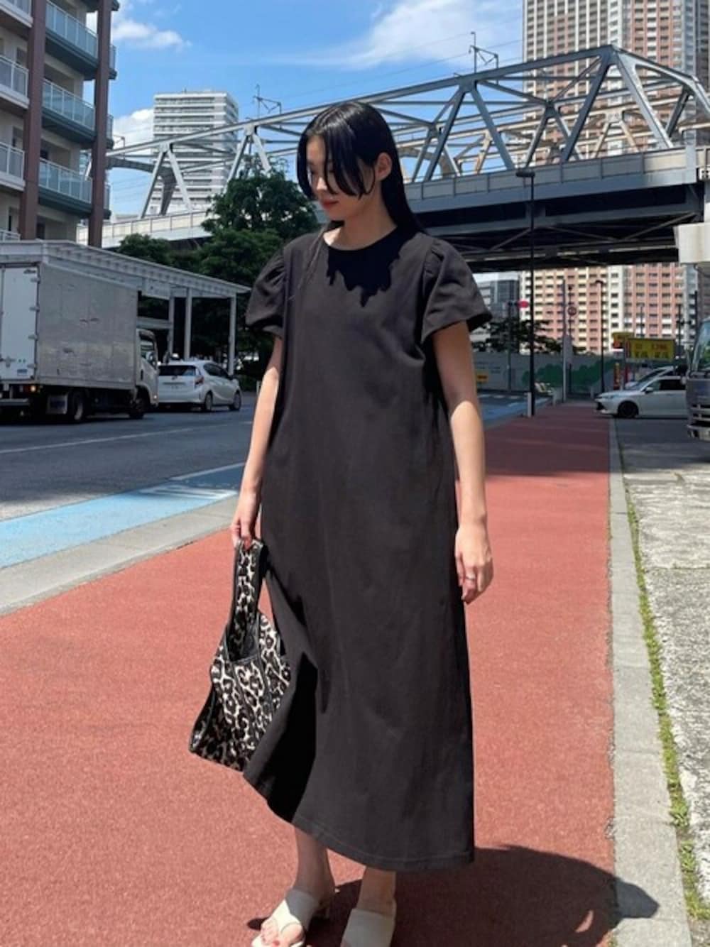 「ワンピース、スタッフコーデ、大人カジュアル、プチプラ、ロングワンピース、夏コーデ、パフスリーブ、coca、高身長コーデ、コカ(coca)」｜「coca（coca）のパフスリーブカットソーワンピース（ワンピース、ブラック系）」を使った、cocaさん（レディース・169cm）の春コーディネートの1枚目の写真