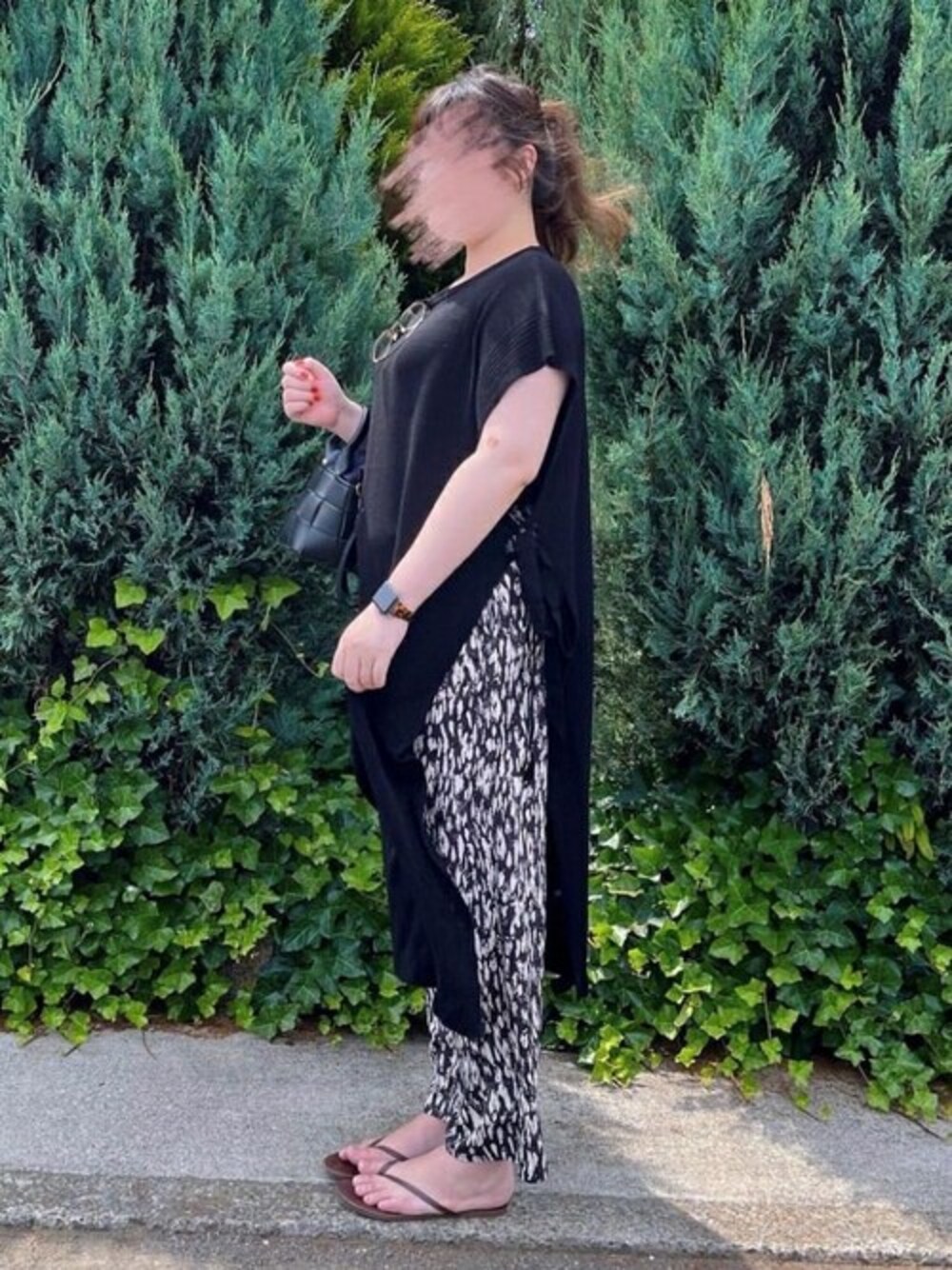 ブラック系のその他パンツを着用したレディースの夏コーディネートの1枚目の写真