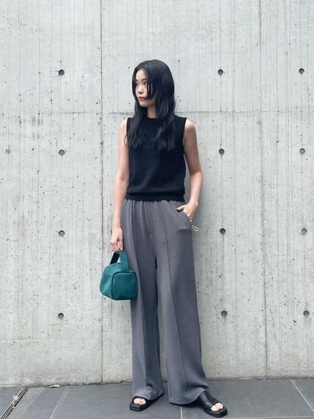 ブラック系のタンクトップ、グレー系のその他パンツを着用したレディースの夏コーディネートの1枚目の写真