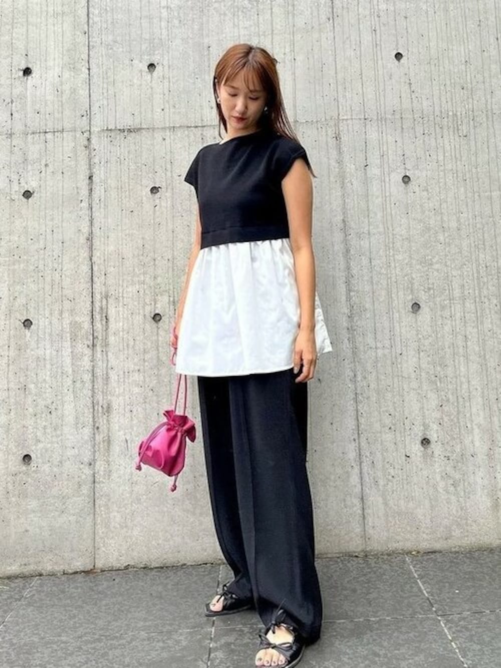 ブラック系のその他パンツを着用したレディースの夏コーディネートの1枚目の写真