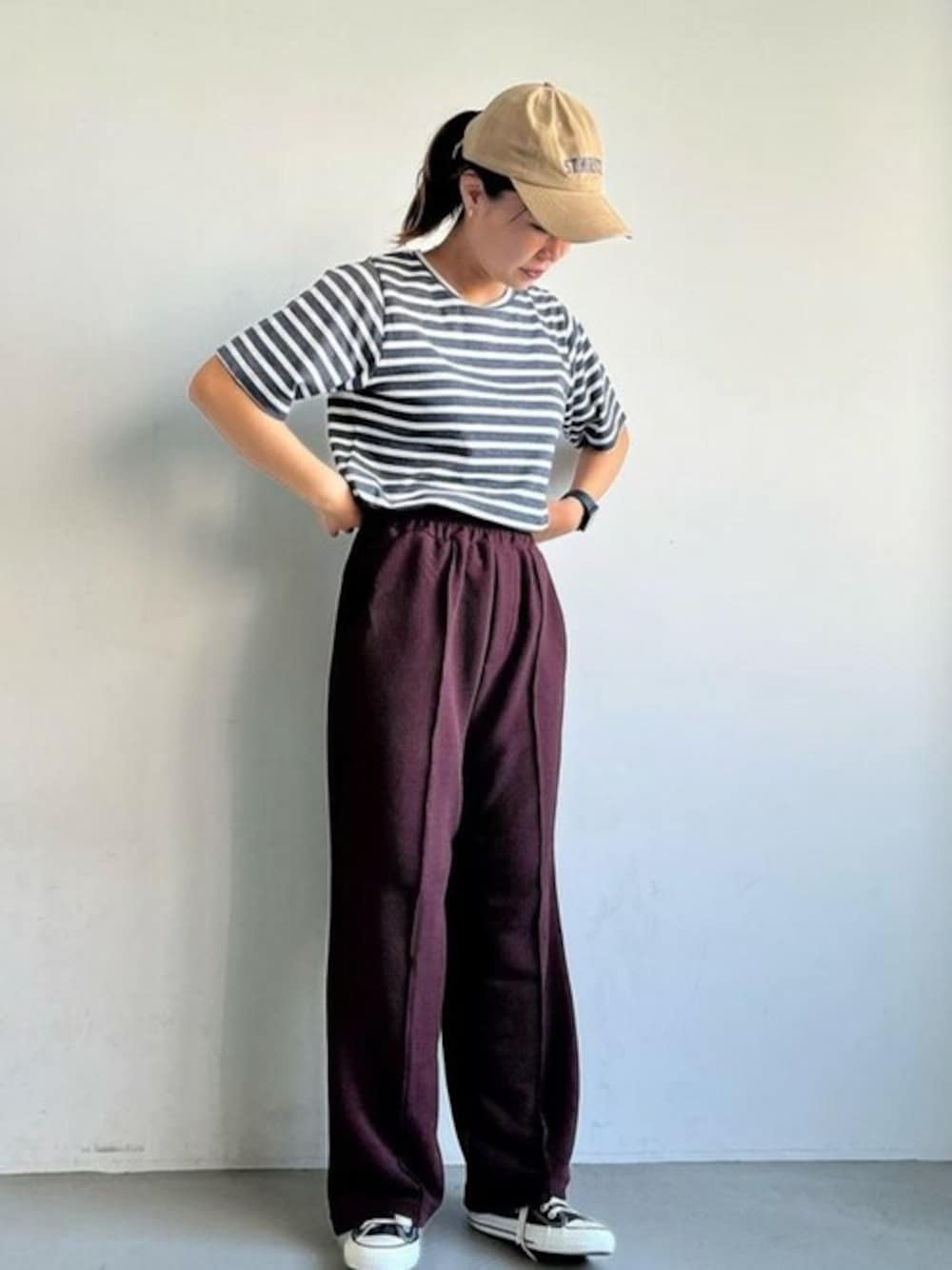 ブルー系のTシャツ/カットソー、ブラウン系のその他パンツを着用したレディースの夏コーディネートの1枚目の写真