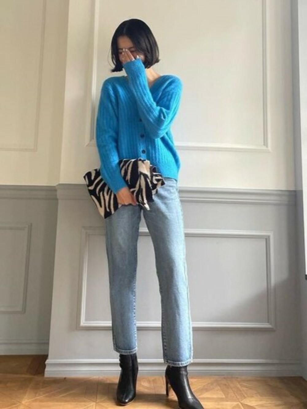 ブルー系のカーディガン/ボレロを着用したレディースの秋コーディネートの1枚目の写真