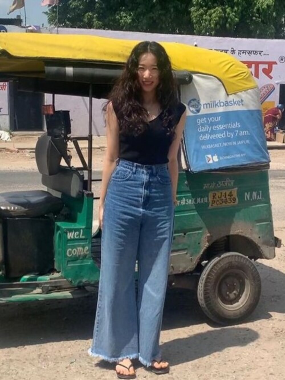 ブルー系のデニムパンツを着用したレディースの秋コーディネートの1枚目の写真