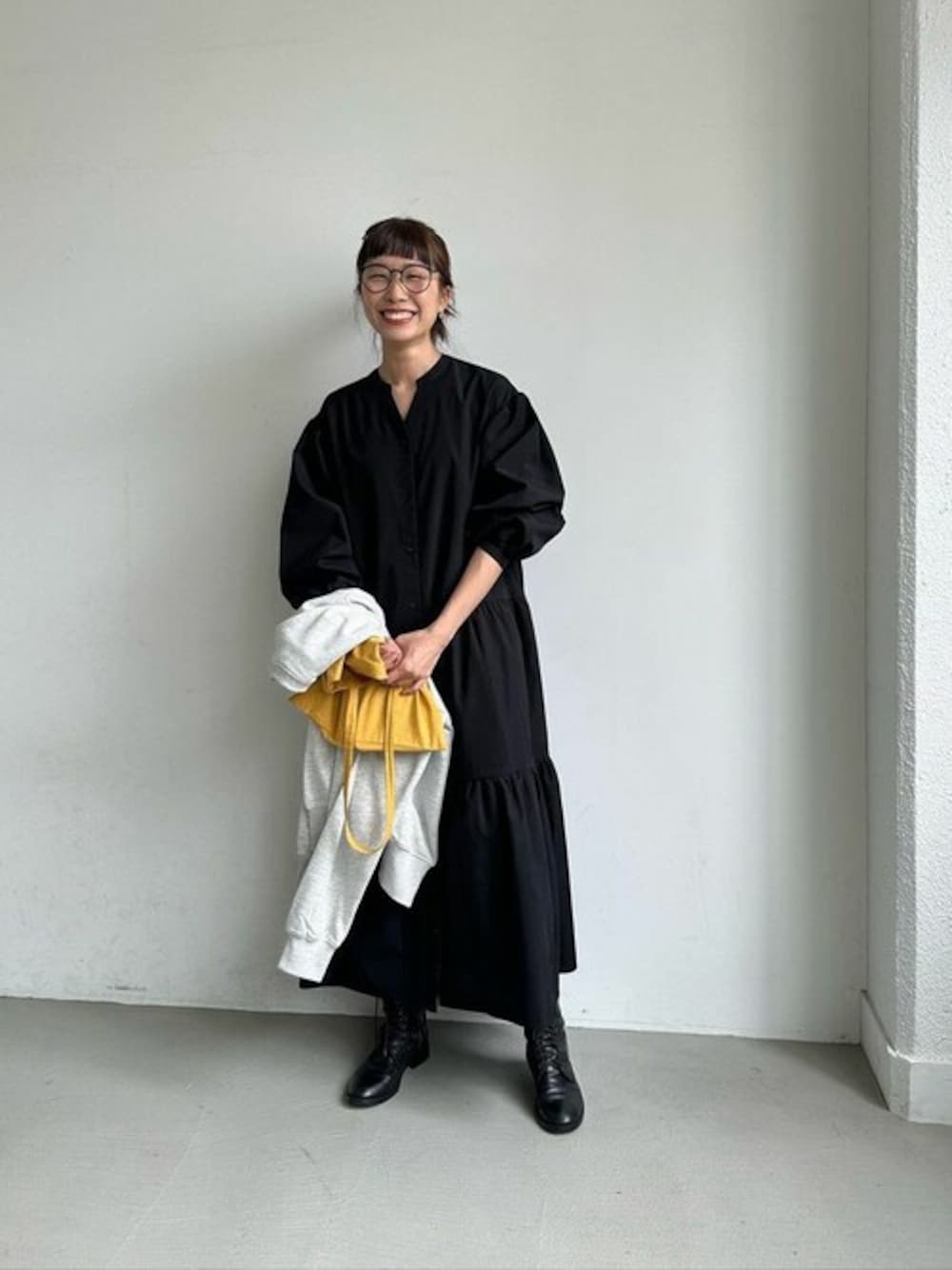 「ワンピース、黒、オールブラック、シャツワンピース、プチプラ、春、春コーデ、ティアード、ティアードワンピース、キーネック」｜「coca（coca）のポリエステルティアードシャツワンピース（ワンピース、ブラック系）」を使った、cocaさん（レディース・161cm）の春コーディネートの1枚目の写真