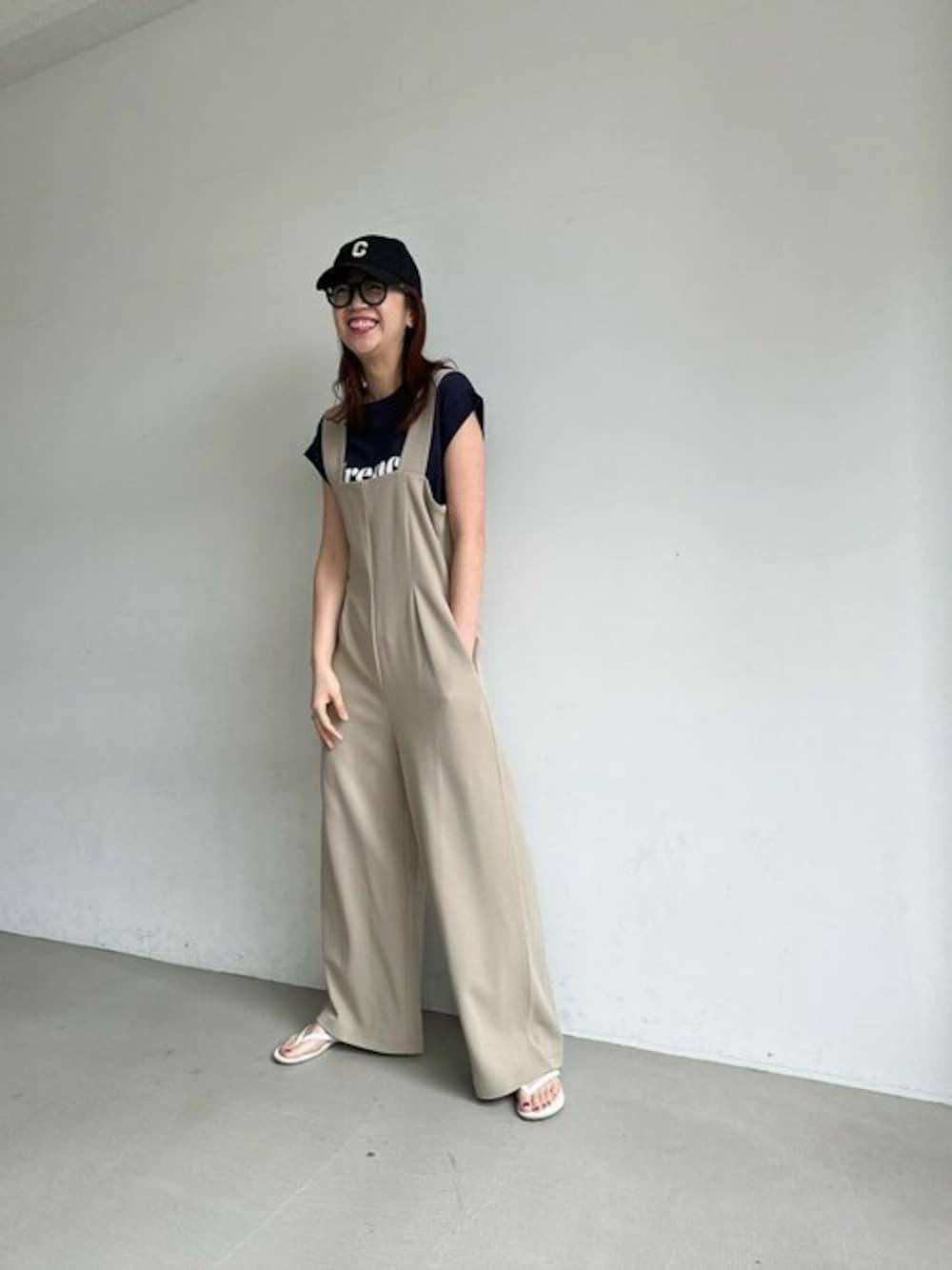 「ロゴT、スタッフコーデ、サロペット、オールインワン、大人カジュアル、休日スタイル、ロンパース、coca、高身長女子、コカ(coca)」｜「coca（coca）のFRENCHロゴノースリーブ（Tシャツ/カットソー、ブルー系）」を使った、cocaさん（レディース・172cm）の春コーディネートの1枚目の写真
