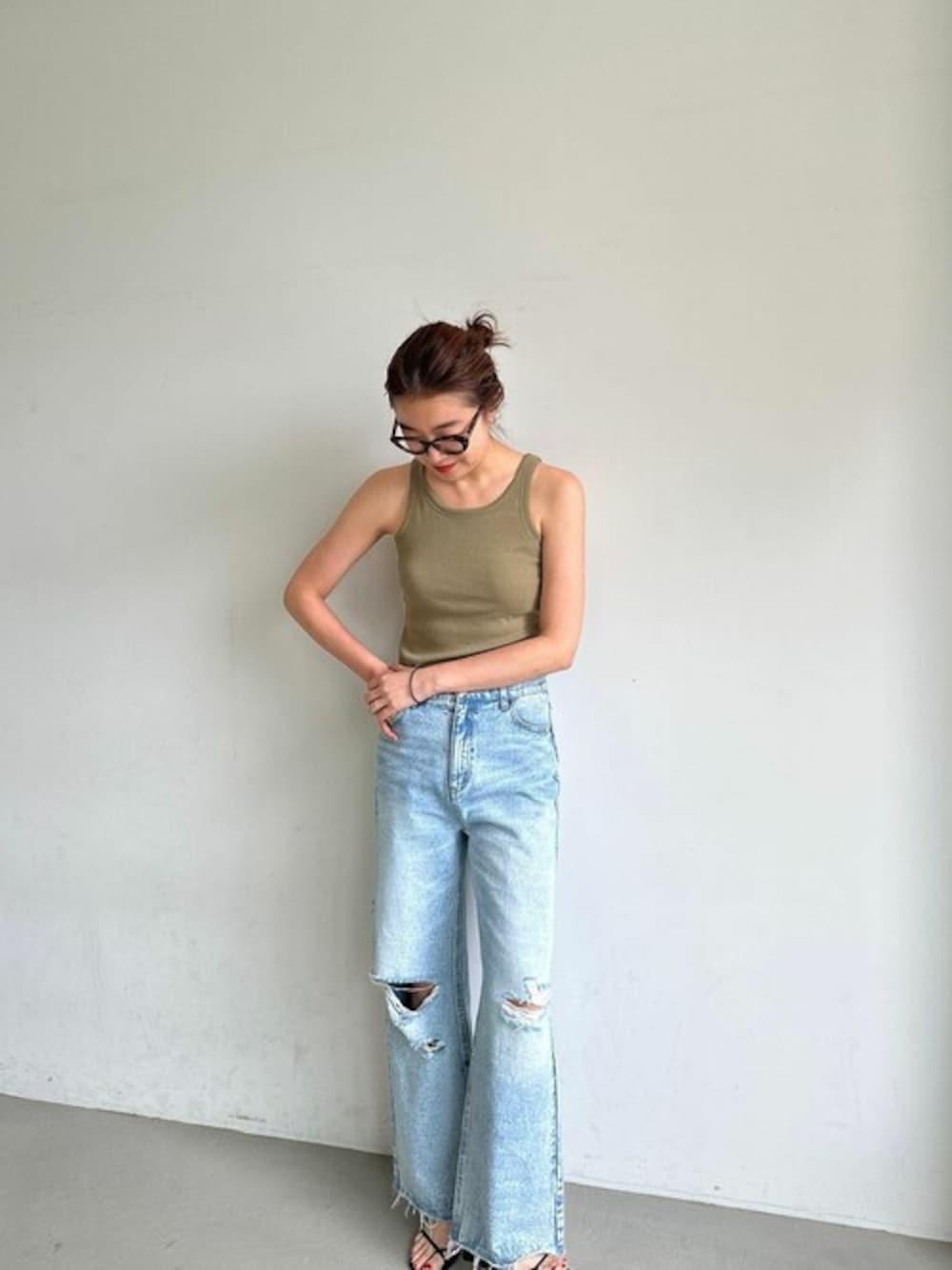 「デニム、スタッフコーデ、大人カジュアル、休日スタイル、タンクトップ、ブラトップ、coca、高身長女子、カップ付きタンクトップ、コカ(coca)」｜「coca（coca）のOUT BRA アメリカンスリーブカップ付きタンク（タンクトップ、グリーン系）」を使った、cocaさん（レディース・172cm）の夏コーディネートの1枚目の写真
