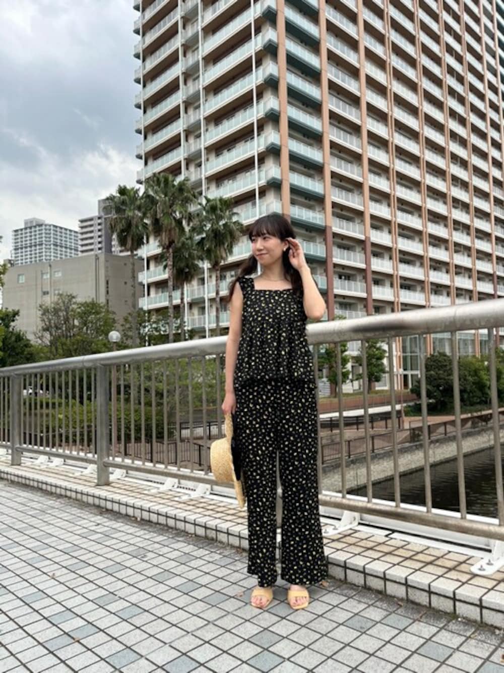 その他のその他パンツを着用したレディースの春コーディネートの1枚目の写真