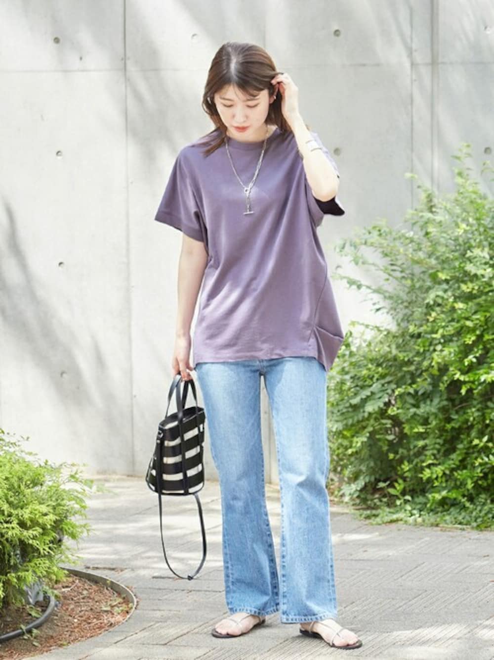 「カットソー、Tシャツ、大人カジュアル、デニムパンツ、journal standard、サンダル、ジャーナルスタンダード、カラー×コーデ」｜「JOURNAL STANDARDのDEPENDインレーフォルムプルオーバー（Tシャツ/カットソー、パープル系）」を使った、sumiさん（レディース・163cm）の夏コーディネートの1枚目の写真