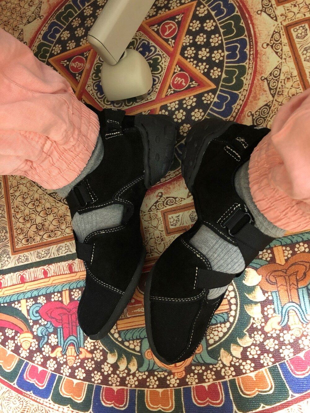 「スニーカー」｜「foundry mewsのアイテム（スニーカー、ブラック系）」を使った、imaさん（レディース・165cm）の冬コーディネートの1枚目の写真