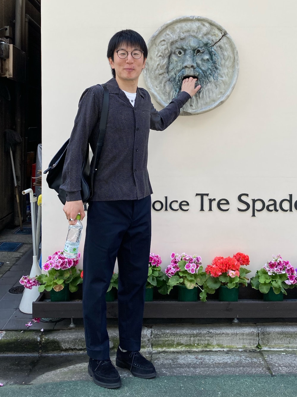 「シンプル、記念撮影」｜「SAINT LAURENT PARISのアイテム（シャツ/ブラウス、ブラック系）」を使った、Daisuke Aさん（メンズ・168cm）の春コーディネートの1枚目の写真