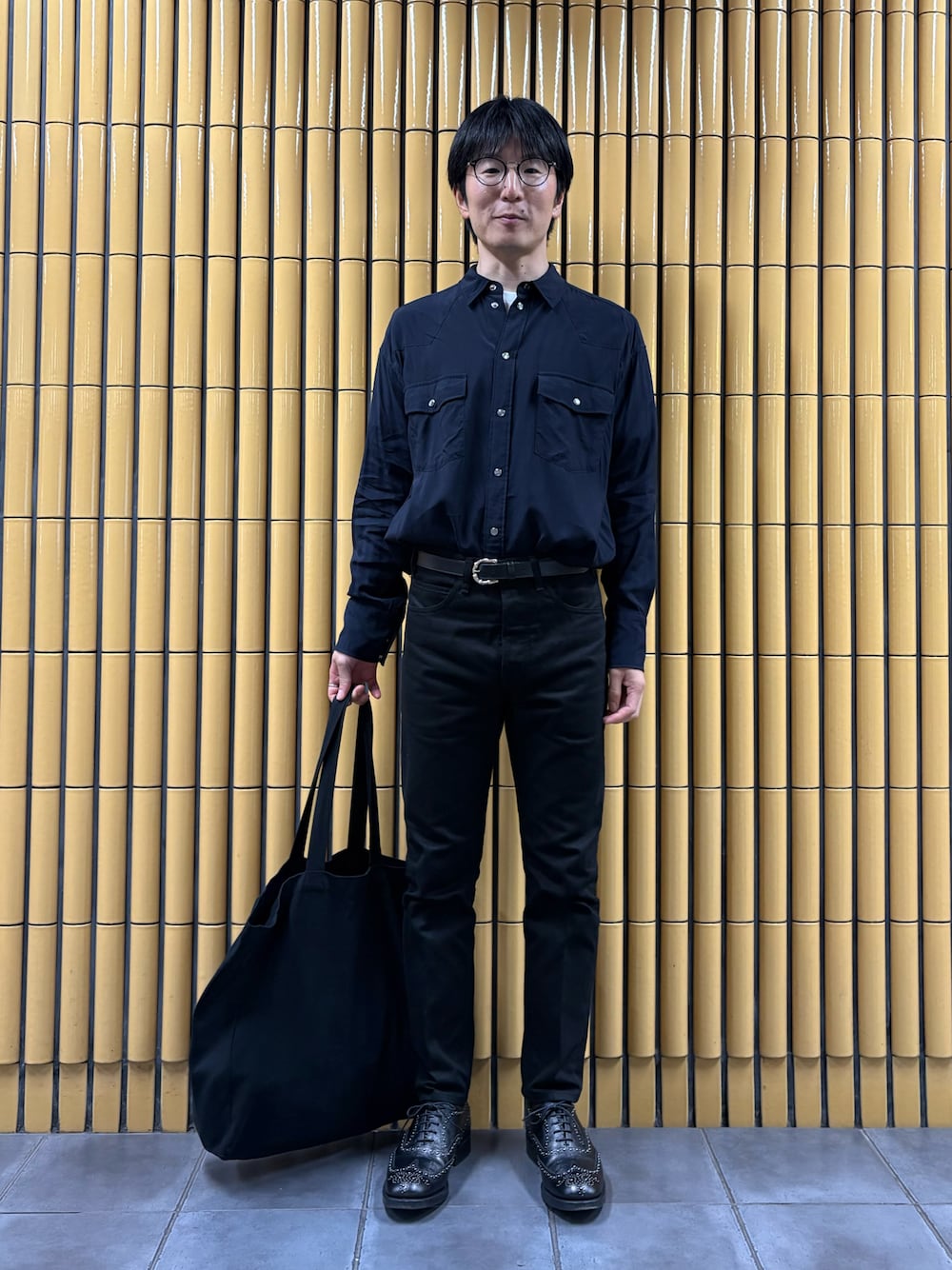 「記念撮影」｜「GALERIE VIEのレーヨンコンパクトブロード　ウエスタンシャツ（シャツ/ブラウス、ブルー系）」を使った、Daisuke Aさん（メンズ・168cm）の春コーディネートの1枚目の写真