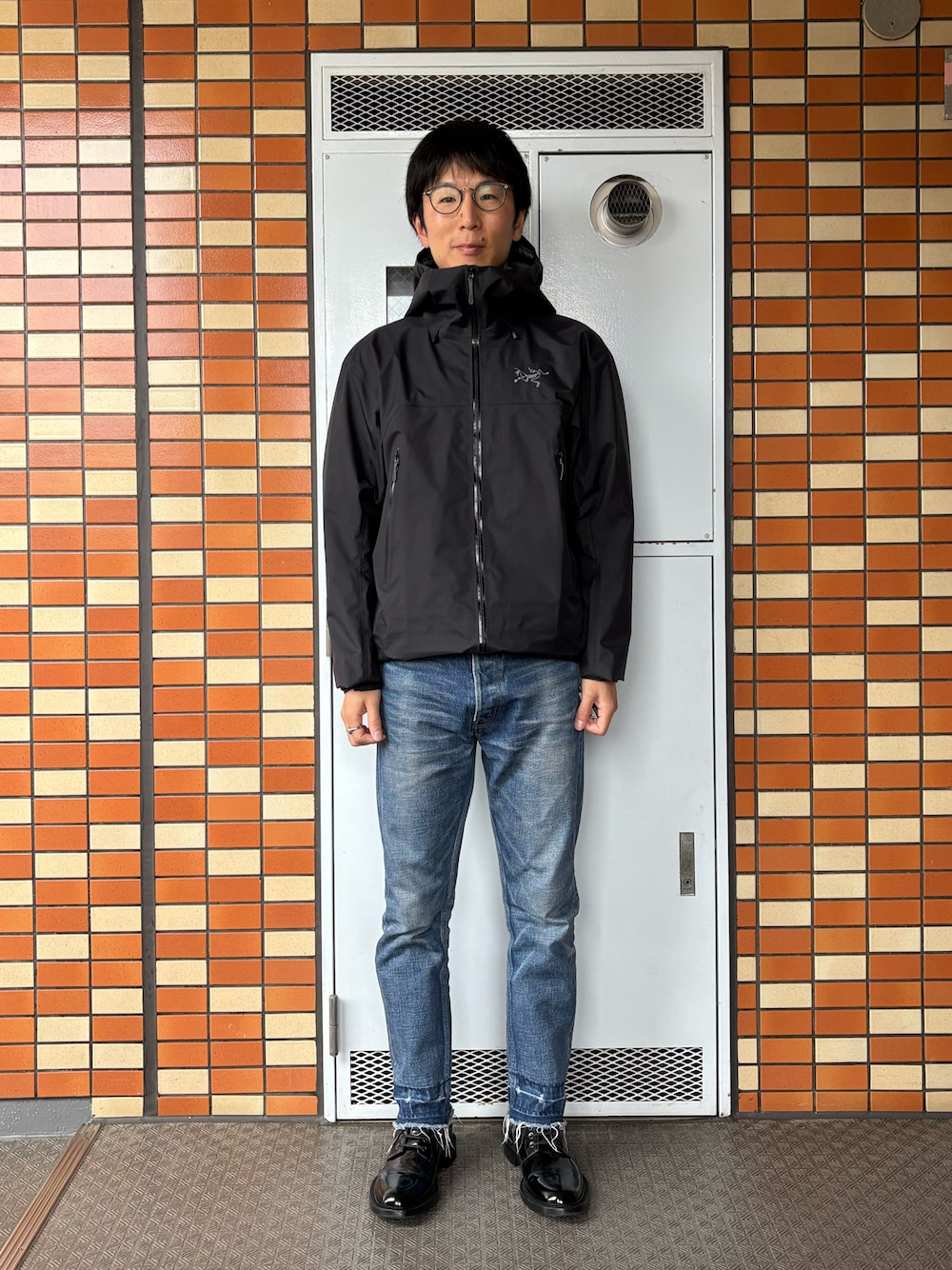 「シンプル」｜「ARC'TERYXのBeta SL Jacket M  Size:S（マウンテンパーカー、ブラック系）」を使った、Daisuke Aさん（メンズ・168cm）の秋コーディネートの1枚目の写真
