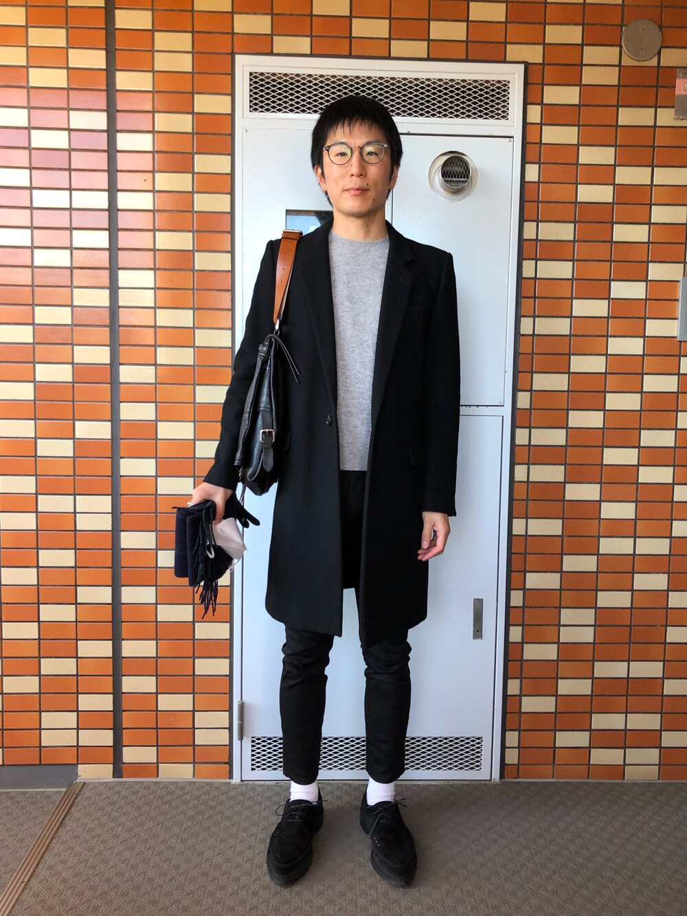 「買い物」｜「JOHN LAWRENCE SULLIVANの手放し済み（チェスターコート、ブラック系）」を使った、Daisuke Aさん（メンズ・168cm）の冬コーディネートの1枚目の写真
