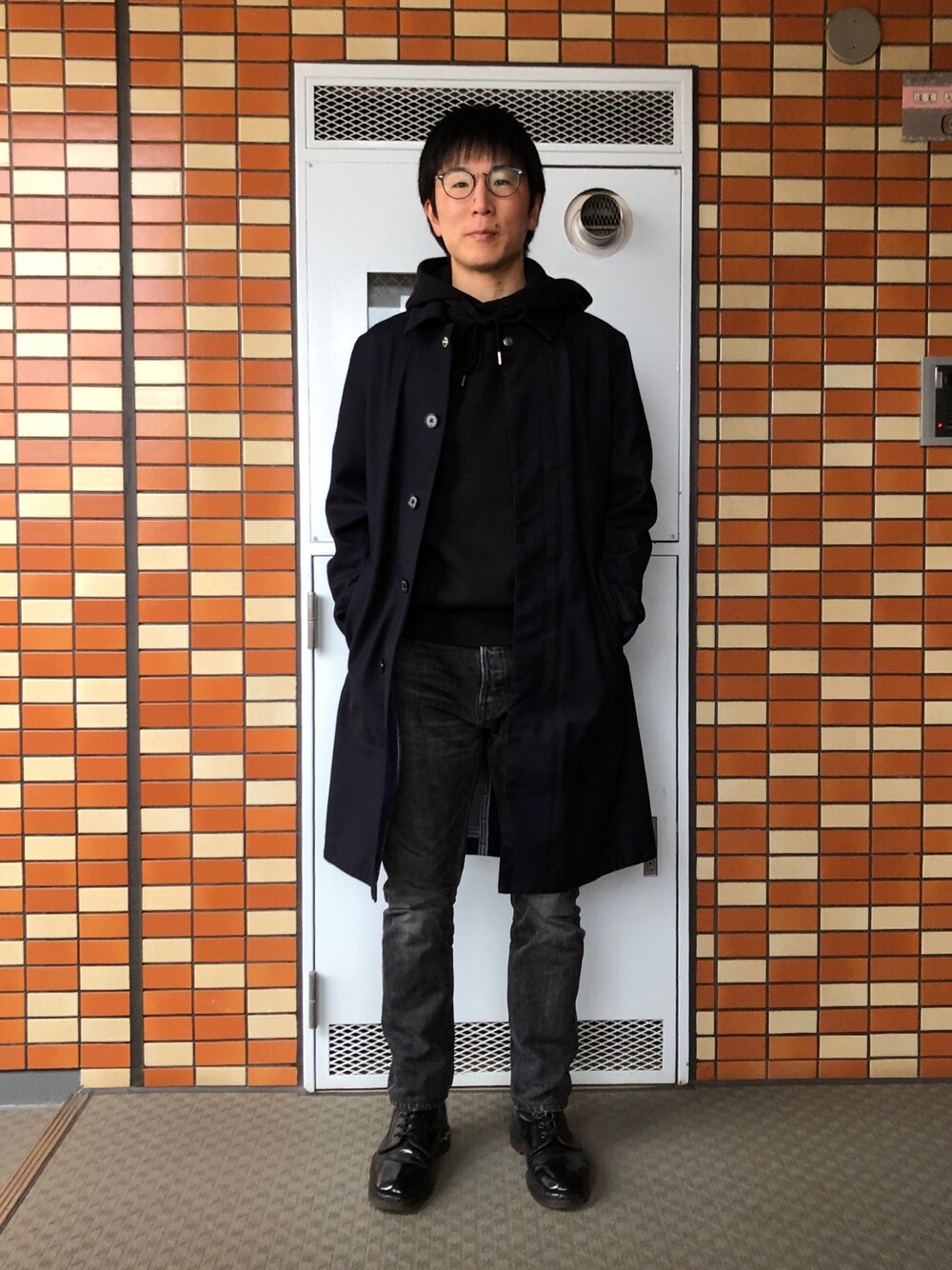 「シンプル、雨」｜「MACKINTOSH LONDONのDUNKELD HOOD TECH 36（ステンカラーコート、ブルー系）」を使った、Daisuke Aさん（メンズ・168cm）の春コーディネートの1枚目の写真