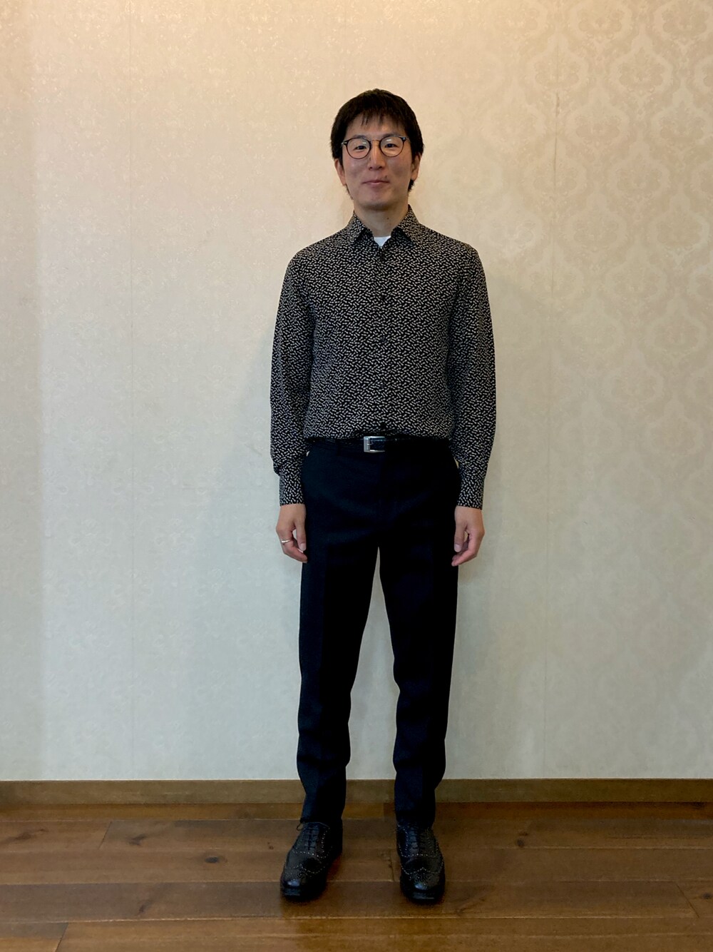 「記念撮影」｜「SAINT LAURENT PARISのアイテム（シャツ/ブラウス、ブラック系）」を使った、Daisuke Aさん（メンズ・168cm）の春コーディネートの1枚目の写真