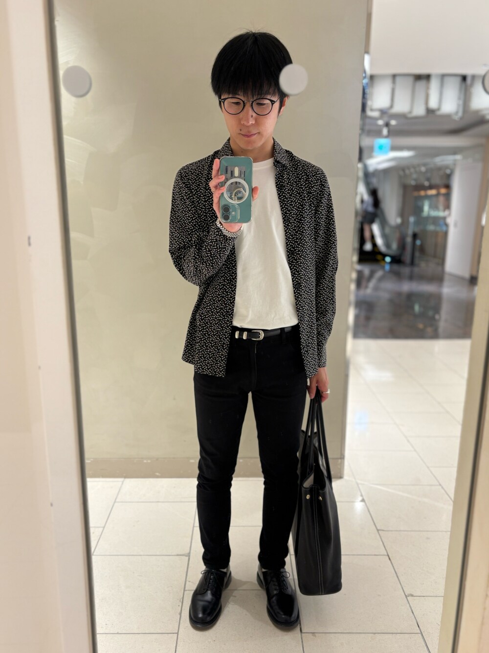 ブラック系のシャツ/ブラウス、ブラック系のデニムパンツ、ブラック系のドレスシューズを着用したメンズの秋コーディネートの1枚目の写真