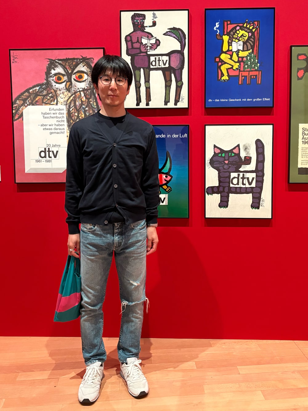 「シンプル、東京都庭園美術館」｜「JOHN SMEDLEYのWYATT（カーディガン/ボレロ、ブルー系）」を使った、Daisuke Aさん（メンズ・168cm）の春コーディネートの1枚目の写真